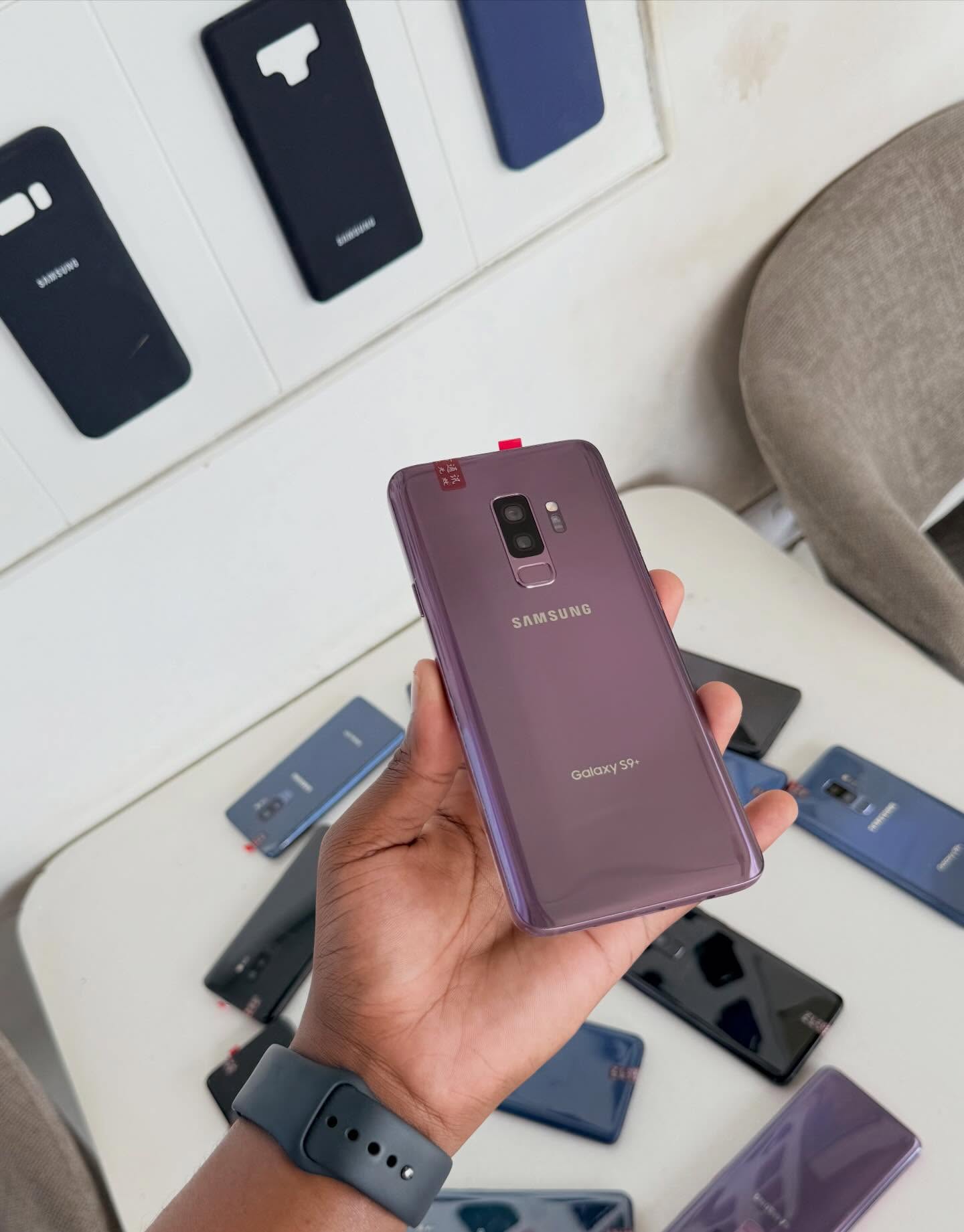 Samsung galaxy S9 plus
64gb storage and 4gb ram
dual speakers and clear camera 
Strong battery